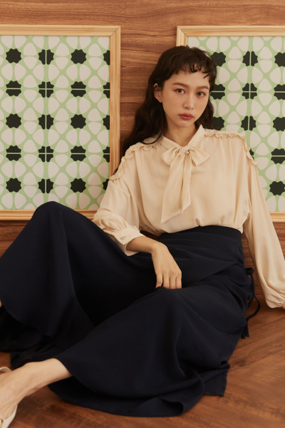 飄然羽翼,肩部荷葉造型綁結上衣