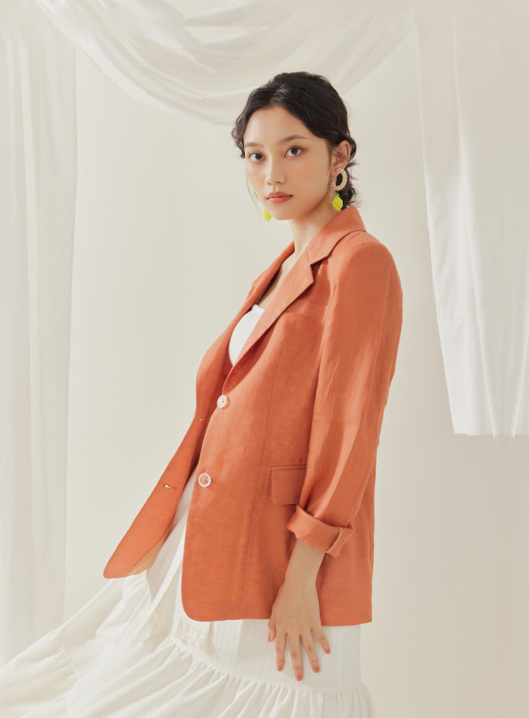 時令的變化,翻領雙釦修身西裝外套