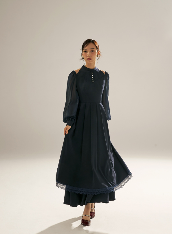 夢延續之間，造型剪裁露肩小立領珍珠釦打摺洋裝