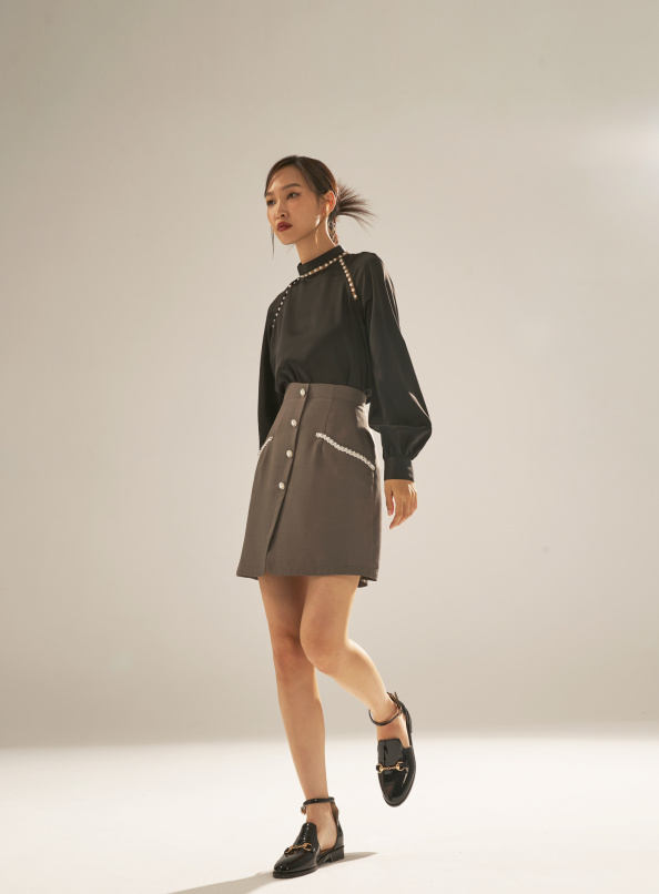 音階相應而生,立體刺繡綴飾排釦A字短裙