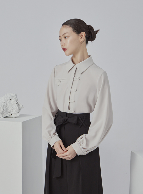 攀爬到天際,帶袢設計鈕扣澎袖襯衫