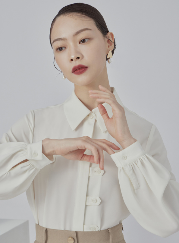 攀爬到天際,帶袢設計鈕扣澎袖襯衫