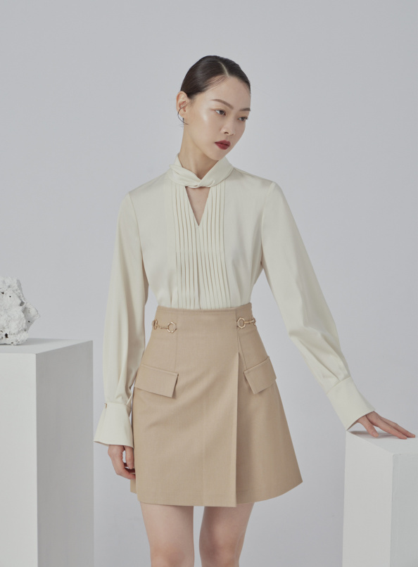 堅韌的意志,扭結式頸鍊壓褶喇叭袖上衣