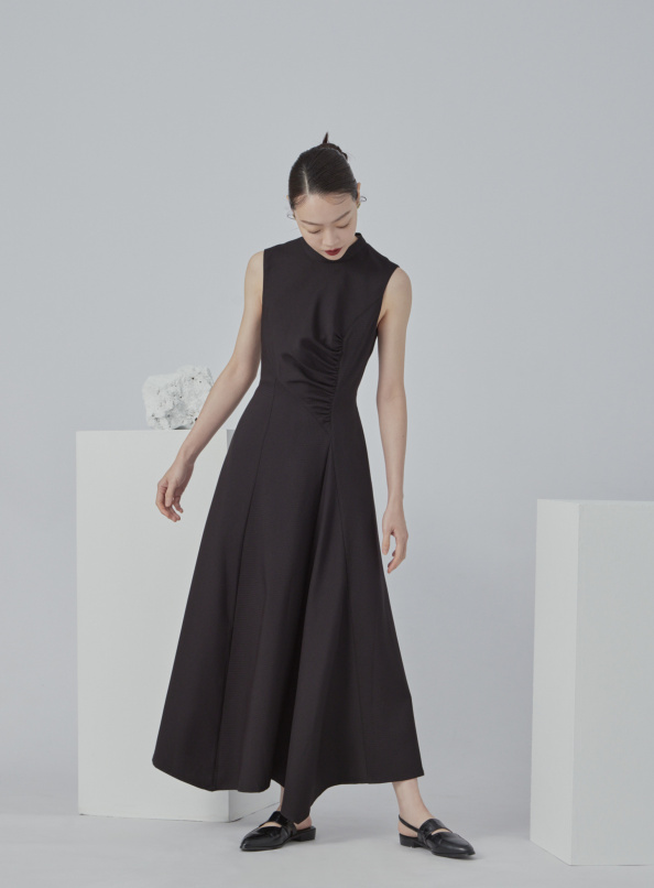 星空璀璨,前抓皺打褶立領露背無袖洋裝