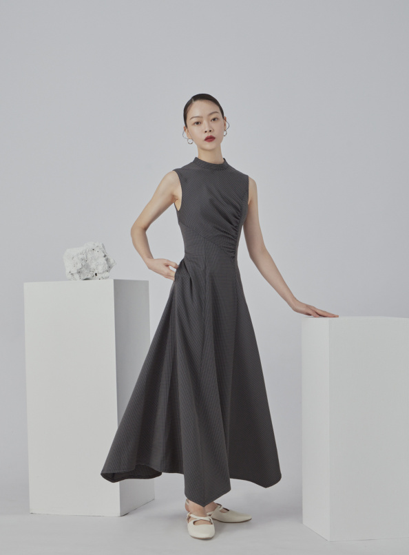 星空璀璨,前抓皺打褶立領露背無袖洋裝