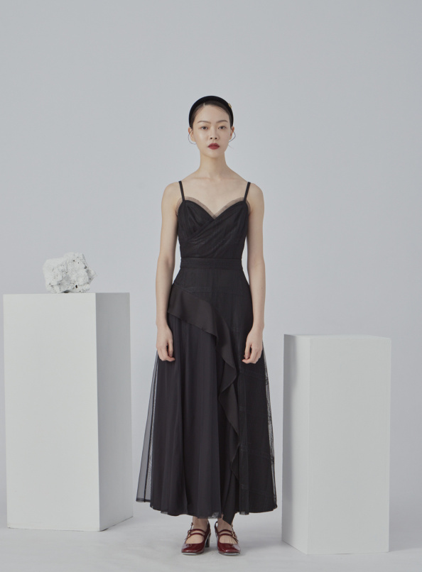 向光延伸,細肩桃心領拼紗側開衩洋裝