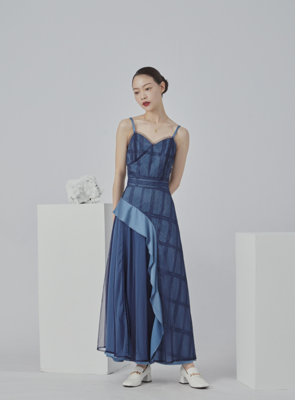 向光延伸,細肩桃心領拼紗側開衩洋裝