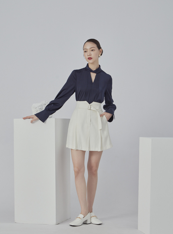 揮灑夢想,V字腰頭扣環造型斜紋短裙