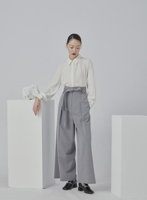 喃喃自語前,造型褲頭前綁帶打褶寬褲