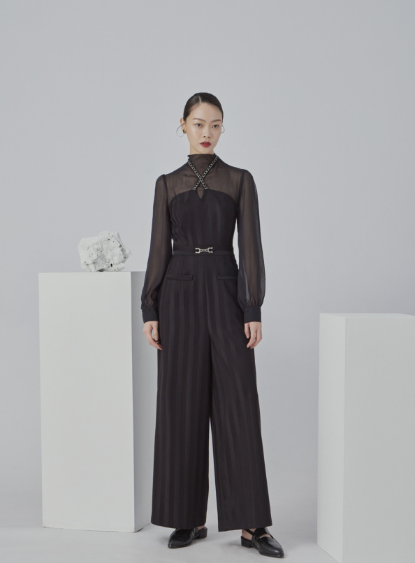 震懾銀河，鍊條交叉繞頸造型直紋連身褲