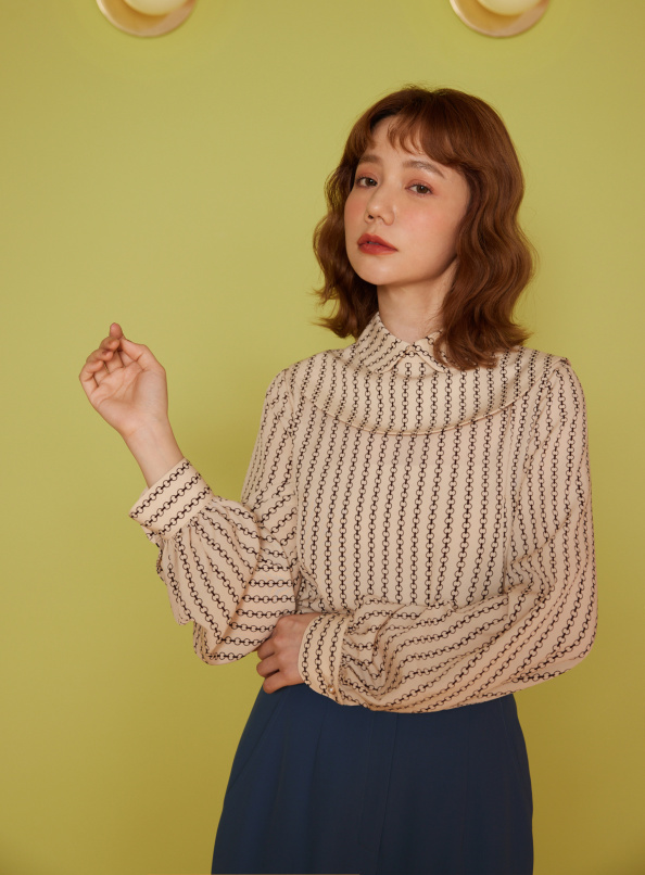 跌入鏡淵,滿版鎖鏈紋造型領片上衣