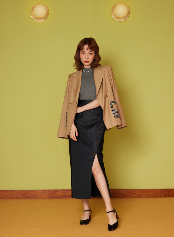 挾帶思緒，領片設計側開衩條紋窄裙