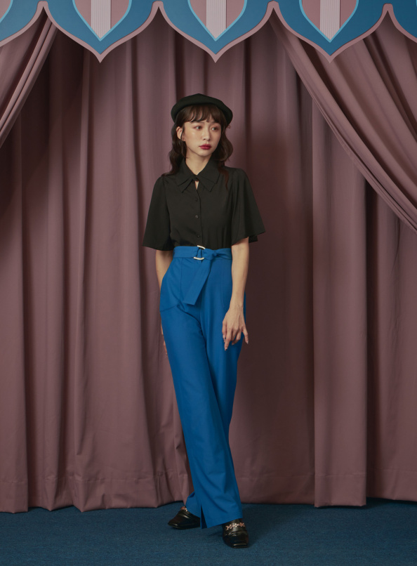 華燈初上,金屬扣環腰帶側開衩喇叭褲