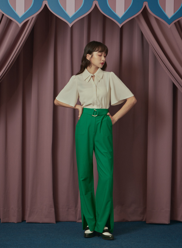 華燈初上,金屬扣環腰帶側開衩喇叭褲