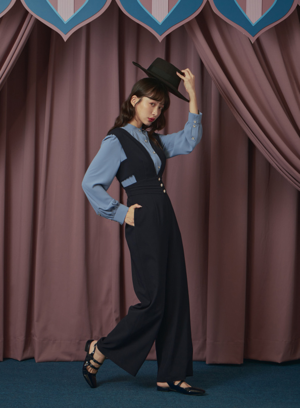 看似漂泊，V字鏤空背心腰封連身褲