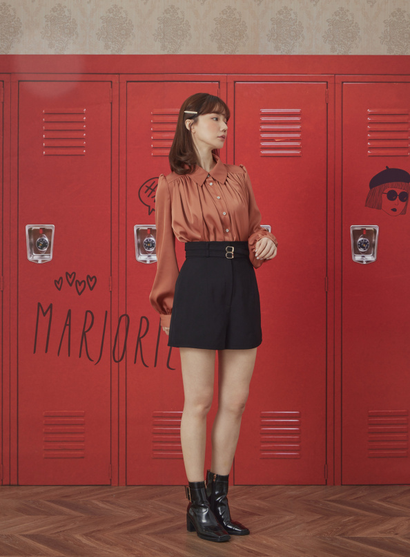 苟同，雙腰帶造型打褶短褲