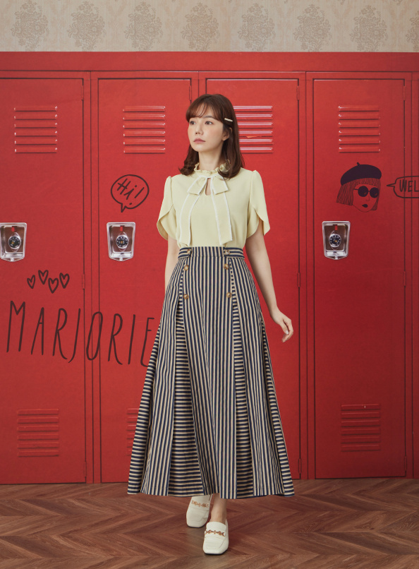 新風貌脈絡，合褶排釦造型條紋長裙