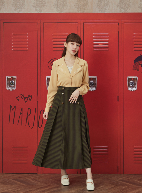 新風貌脈絡，合褶排釦造型條紋長裙