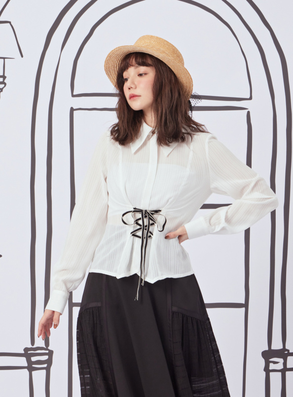 貝絲的羞澀，馬甲綁帶紋理透膚上衣