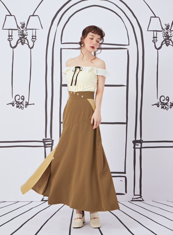 在草地上談話,不規則拼接側開衩長裙