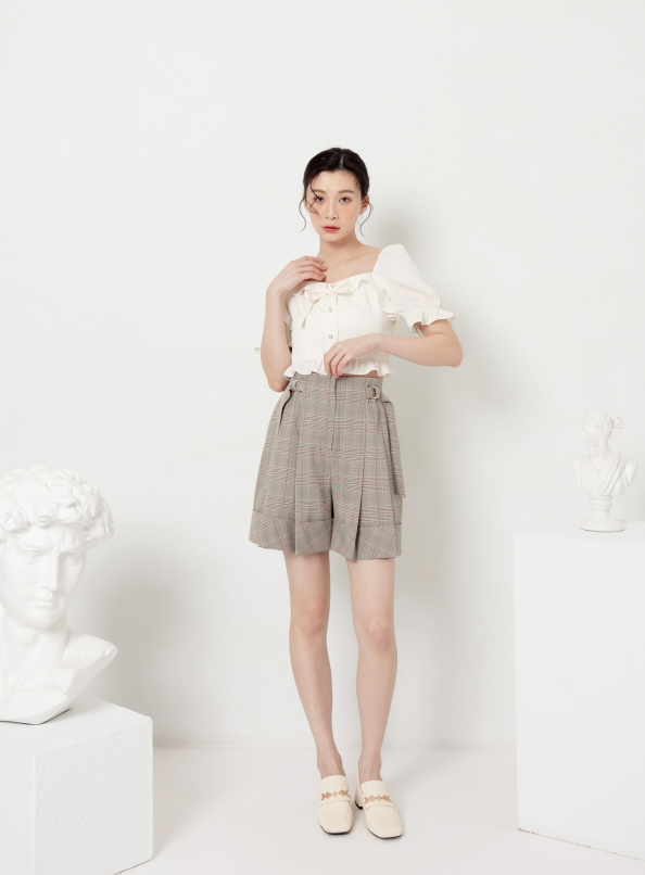 停下腳步前,造型腰頭百褶格紋短褲