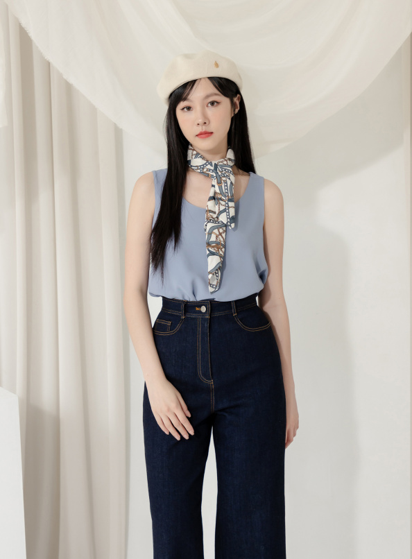 順階而上,下擺開衩圓領無袖上衣