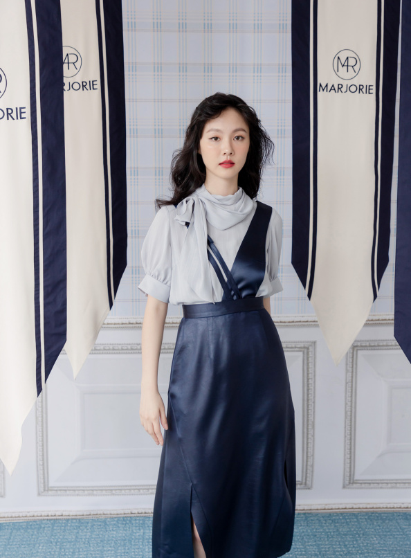 展現,穿繩式領巾直紋上衣