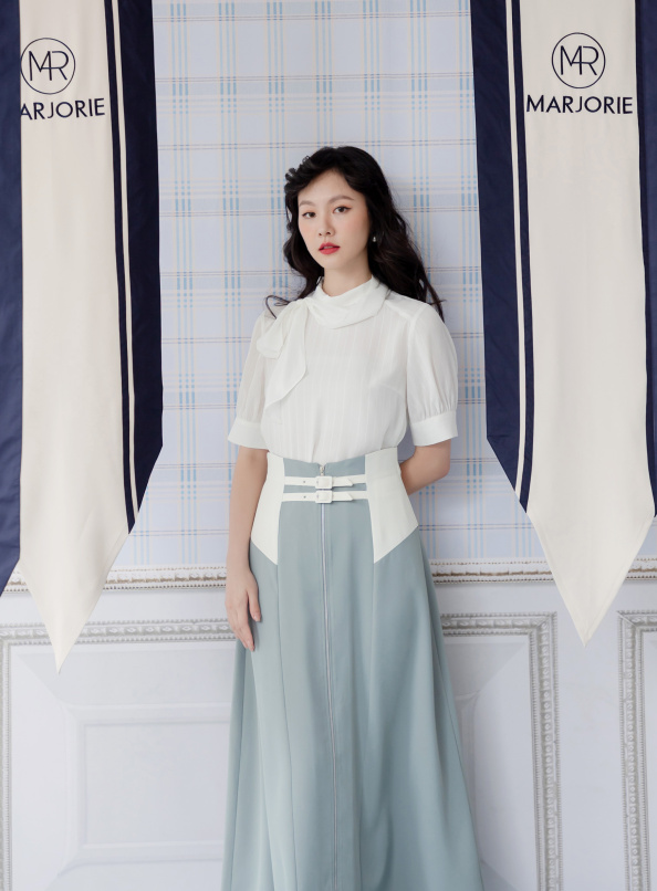 展現,穿繩式領巾直紋上衣