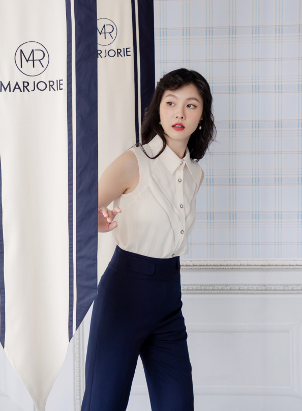 同時,V型織帶拼接無袖上衣