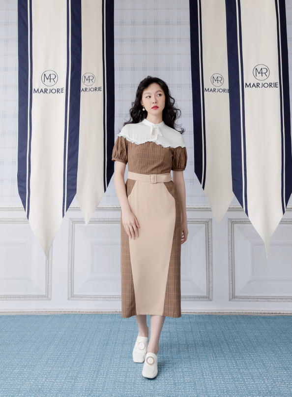 披上斗蓬,格紋拼接特殊剪裁洋裝