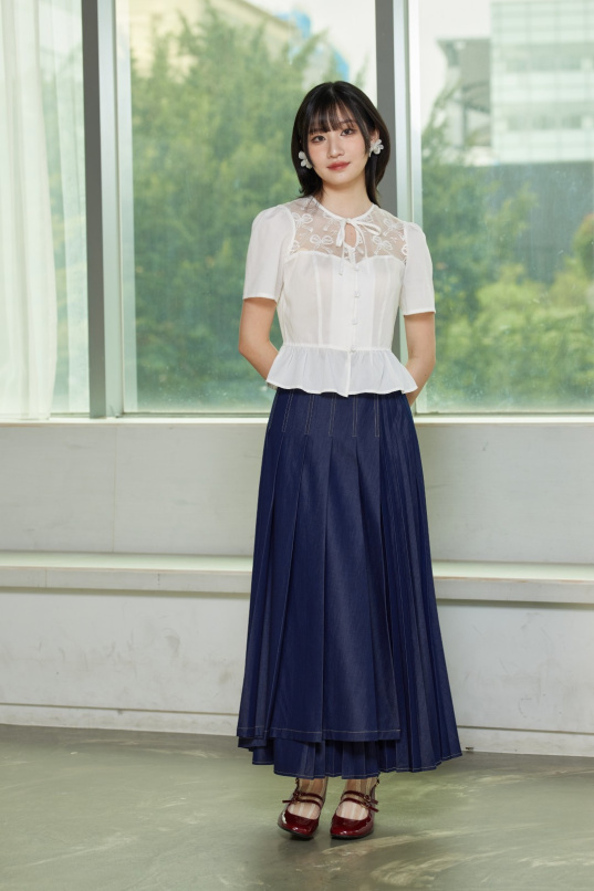 之間,蝴蝶結蕾絲拼接短上衣