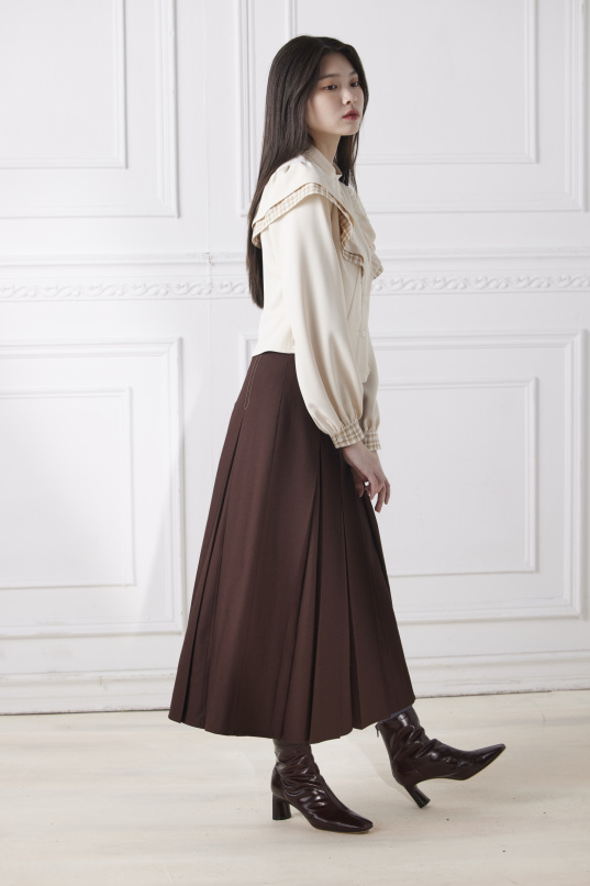 抹上秋意,合摺壓線設計長裙