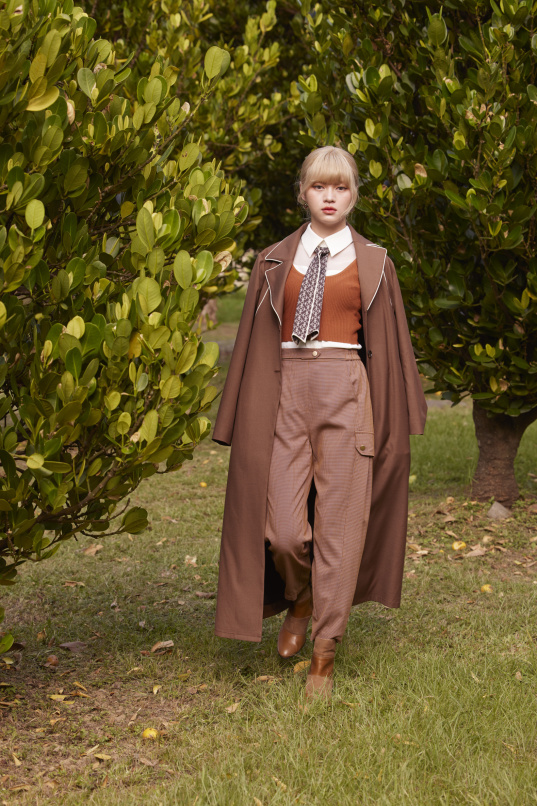 堅持自信,出芽設計長大衣