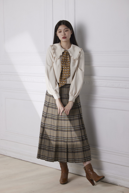 抹上秋意,合摺壓線設計長裙