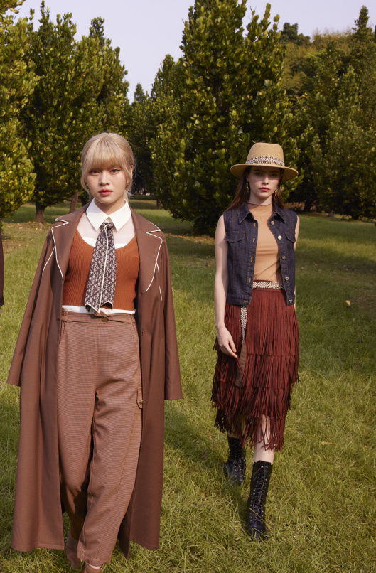 夕陽下搖擺,率性獨特麂皮流蘇裙