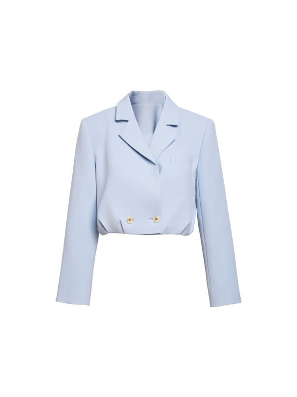 映照著日光，西裝領收腰短外套