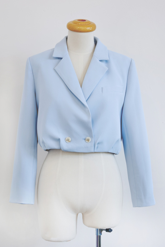 映照著日光，西裝領收腰短外套