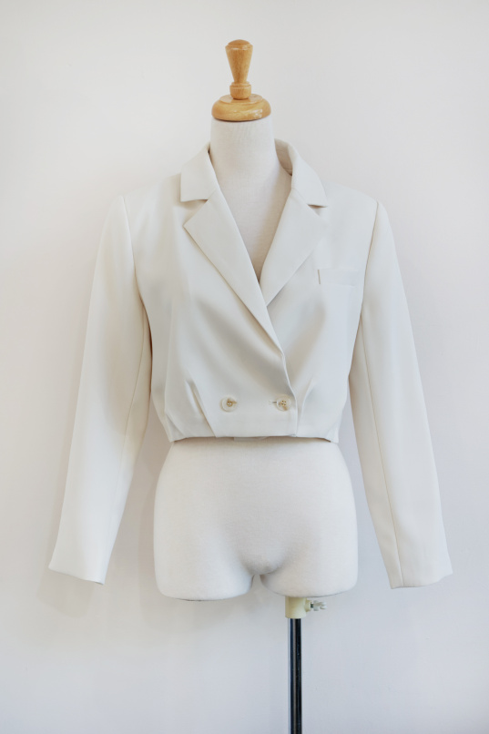 映照著日光，西裝領收腰短外套