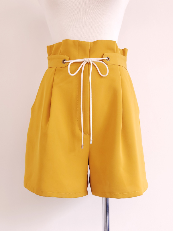 那天日朗風和,打摺腰帶穿繩短褲