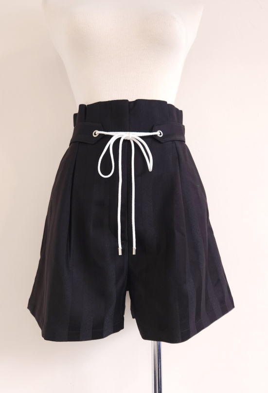 那天日朗風和,打摺腰帶穿繩短褲