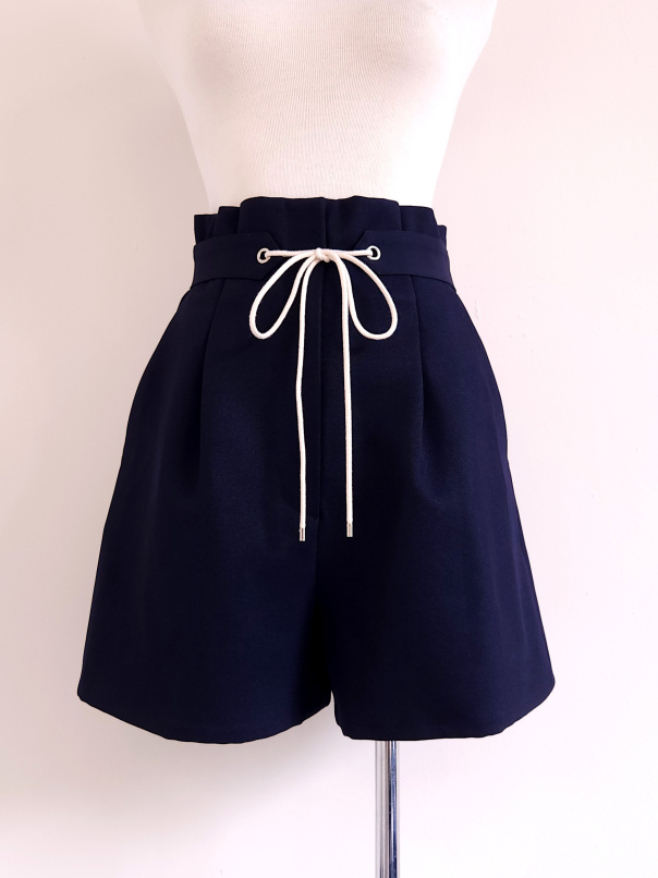 那天日朗風和,打摺腰帶穿繩短褲