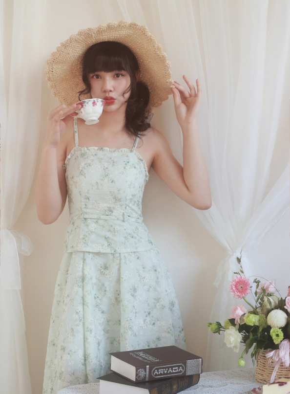 茶香裡的萬花時光，印花細肩帶不對稱剪接長洋