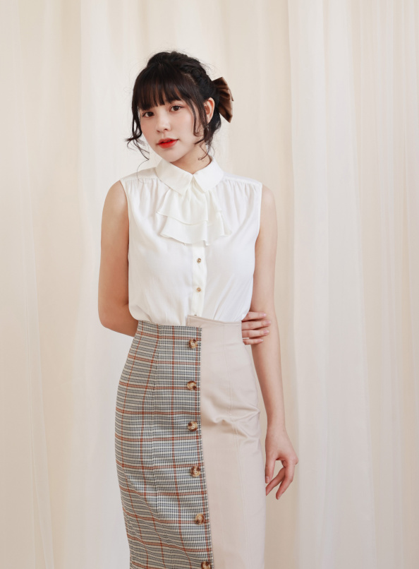 不失浪漫，荷葉領巾無袖背心