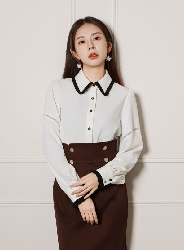 課前片刻的靜謐，荷葉領拼接蕾絲上衣