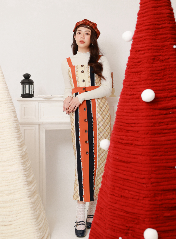 教室外的長廊，多色拼接合身洋裝