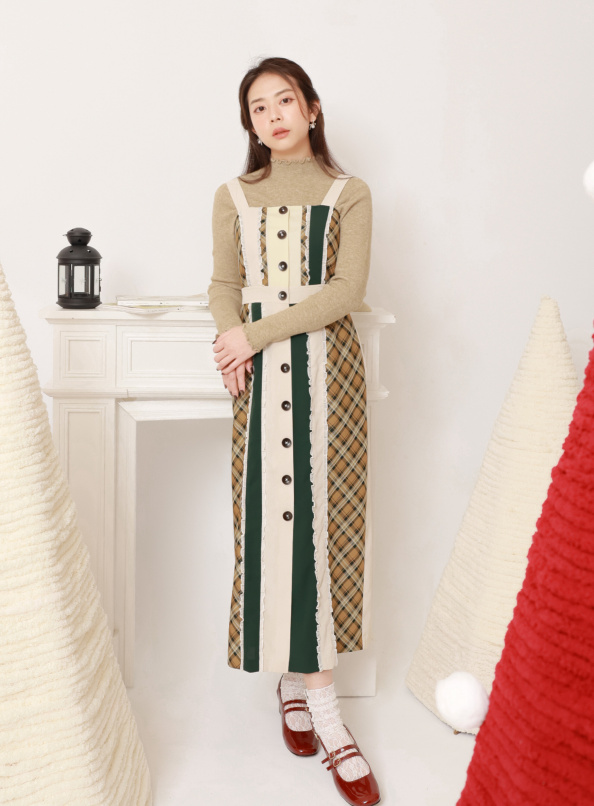 教室外的長廊，多色拼接合身洋裝