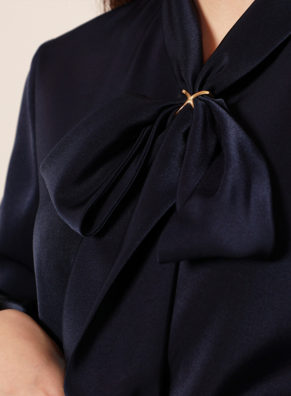 回溯信號，綁領緞面上衣