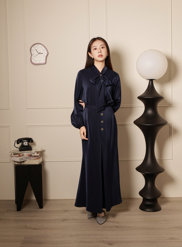 漫步星辰，排釦魚尾緞面長裙