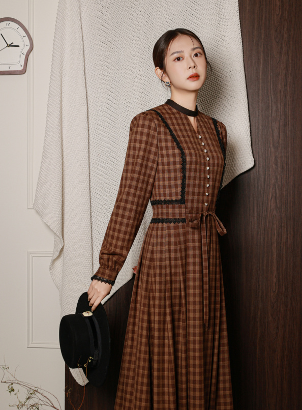 保持優雅，蕾絲拼接壓褶洋裝