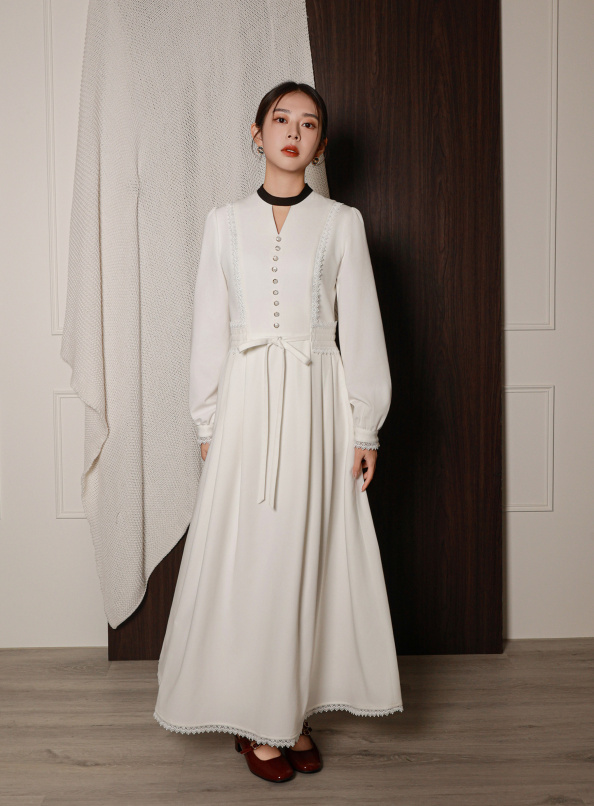 保持優雅，蕾絲拼接壓褶洋裝